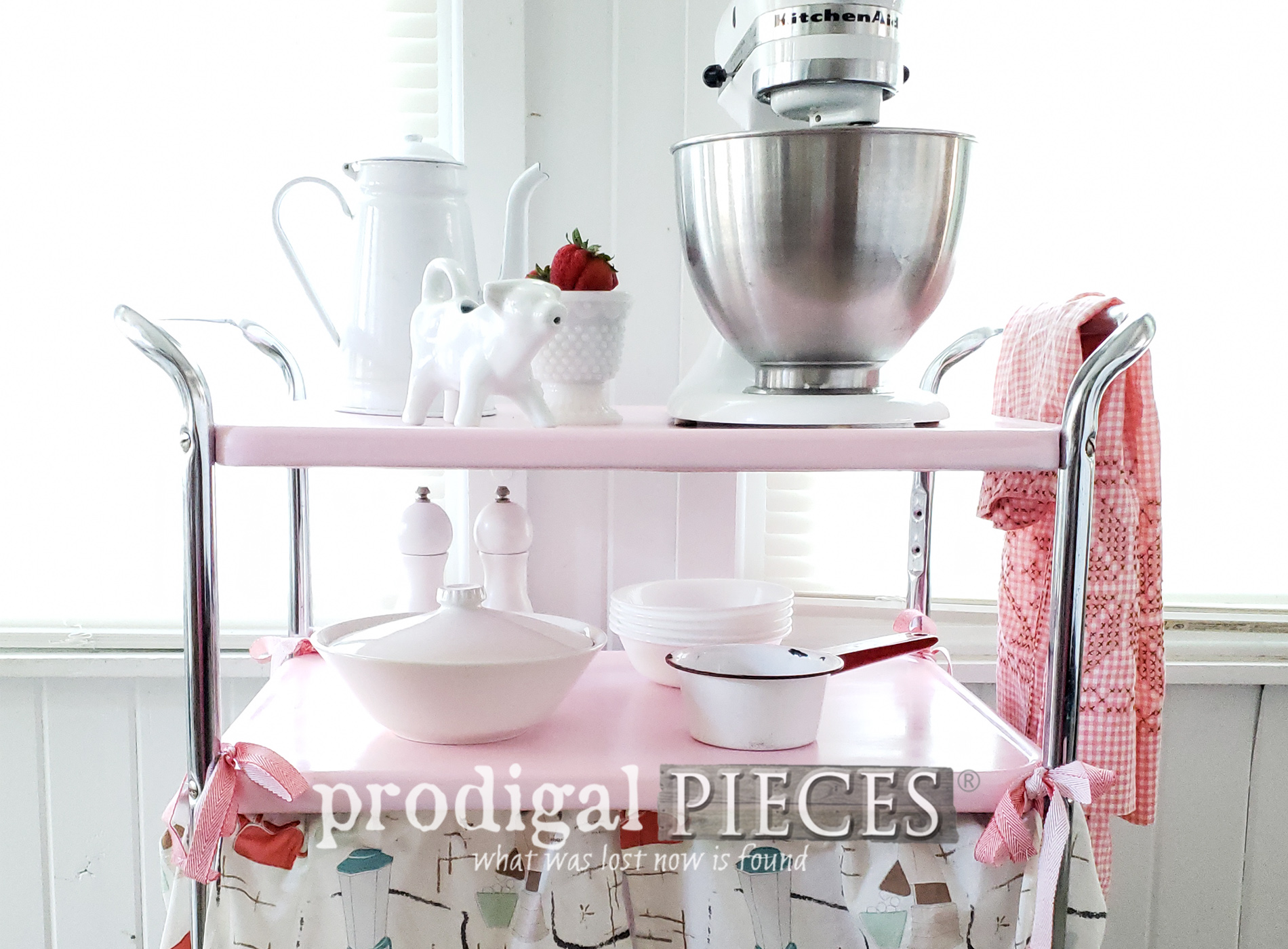 Featured Cosco Cart Gets Retro Makeover by Larissa of Prodigal Pieces | prodigalpieces.com #prodigalpieces #vintage #furniture #home #homedecor #retro