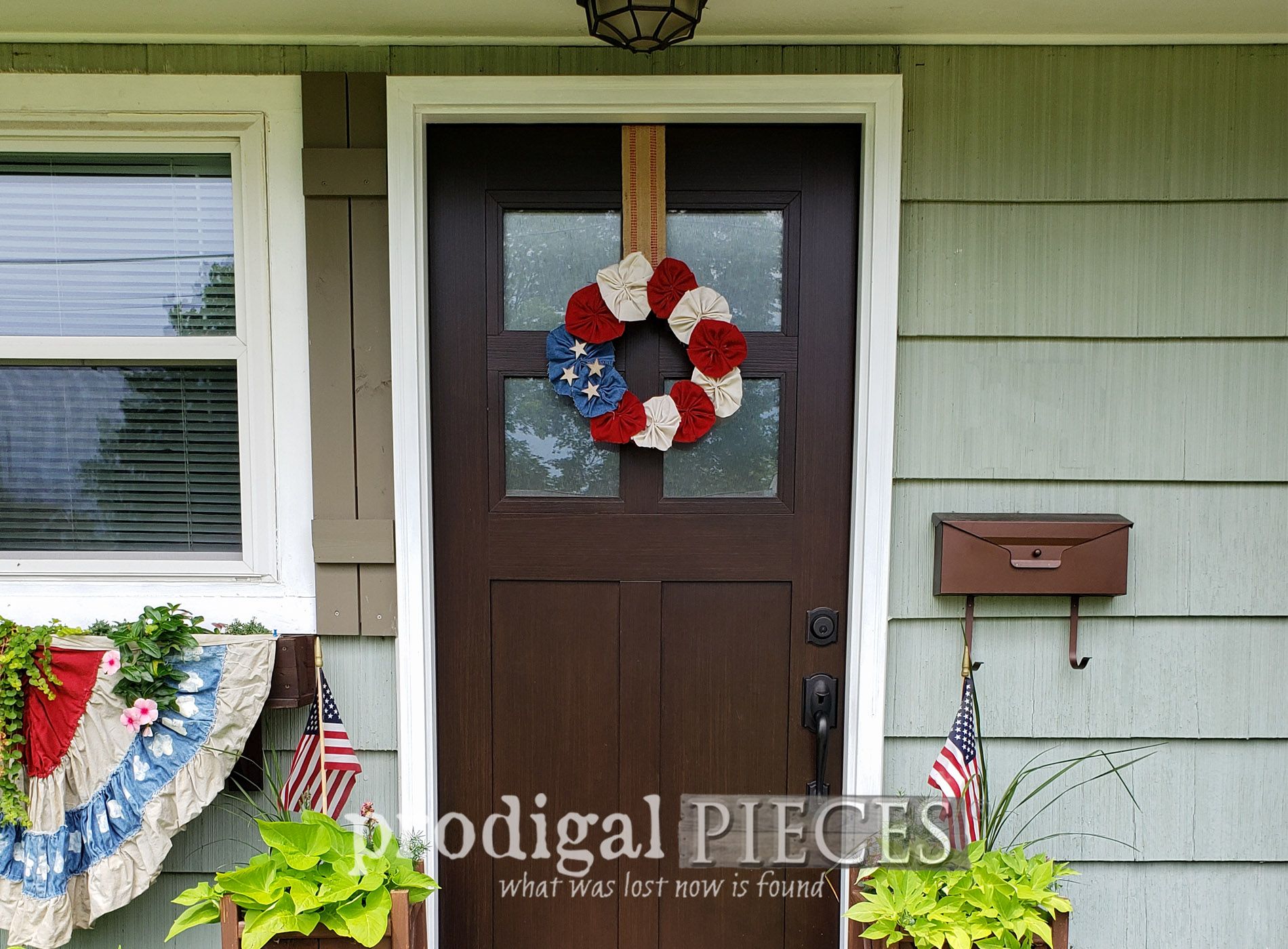 Featured 4th of July Wreath from Upcycled Fabric by Larissa of Prodigal Pieces | prodigalpieces.com #prodigalpieces #diy #4thofjuly #independenceday #refashion