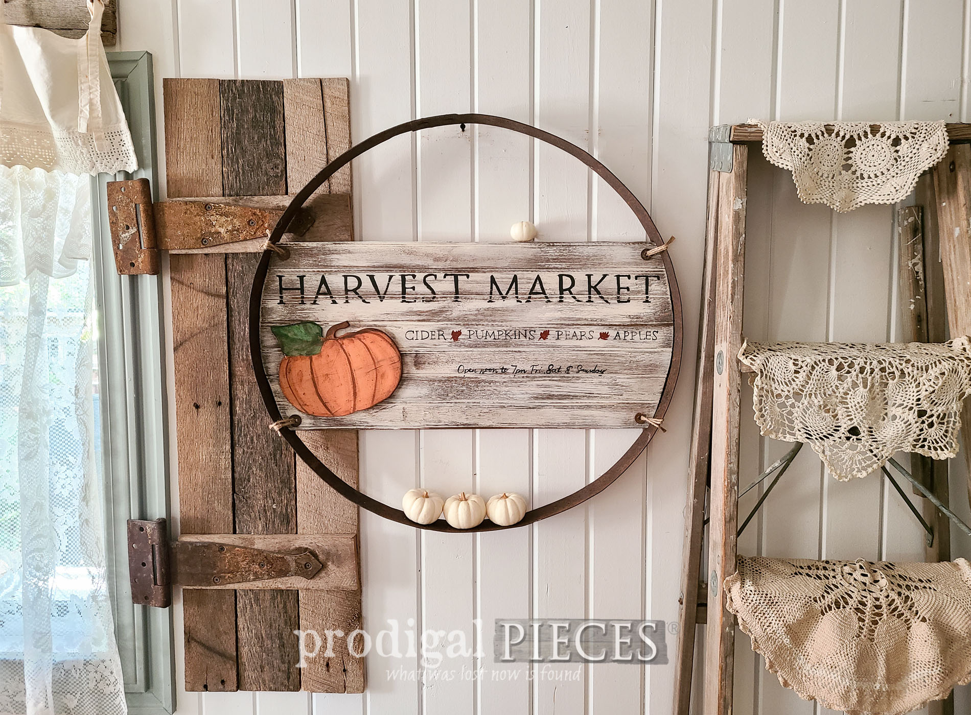 Featured Reclaimed Whiskey Barrel Ring into Fall Farmhouse Wall Art by Larissa of Prodigal Pieces | prodigalpieces.com #prodigalpieces #farmhouse #fall #diy #autumn